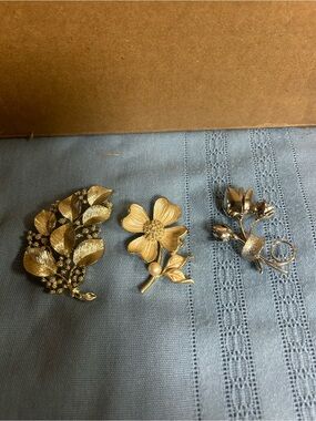 Gold-Tone Floral Brooch Set - Elegant Women’s Accessories one is Lisner